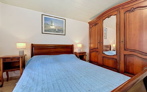 La Toulière: Bett, Möbel, Schlafzimmer, Holz, Interior Design, Fussboden, Bettdecke, Flooring, Bedding, Zimmer
