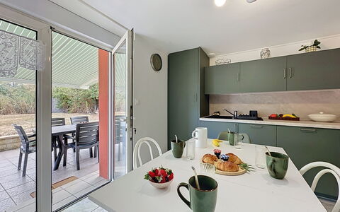 La Toulière: Interior Design, Flooring, Küche, Möbel, Countertop, Decke, Fussboden, Küche & Esszimmer Tisch, Stuhl, Zuhause