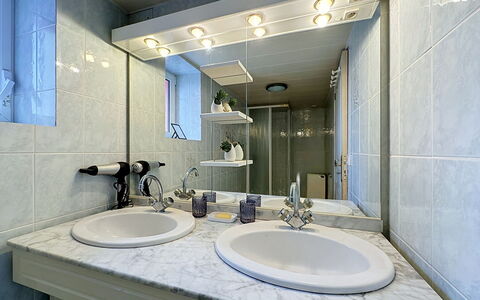 La Toulière: Bad Sink, Badezimmer, Armatur, Sinken, Interior Design, Wand, Countertop, Spiegel, Zapfhahn, Flooring