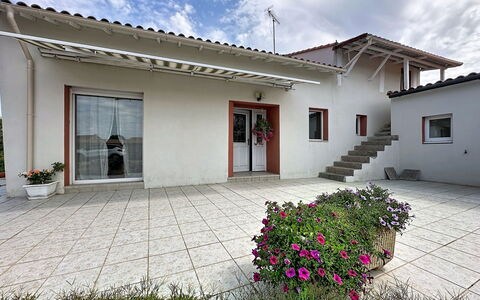 La Toulière: Gebäude, Haus, Wohngebiet, Zuhause, Dach, Fassade, Die Architektur, Tür, Estate