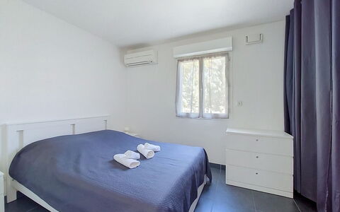 Les Terrasses des Hautsdefonsainte: Fussboden, Möbel, Flooring, Interior Design, Bett, Schlafzimmer, Decke, Zimmer, Zuhause, Bedding