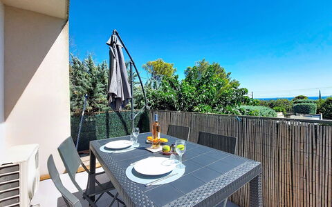 Les Terrasses des Hautsdefonsainte: Möbel, Gartenmöbel, Stuhl, Schatten, Tisch Im Freien, Balkon, Deck, Zaun, Küche & Esszimmer Tisch, Hartholz