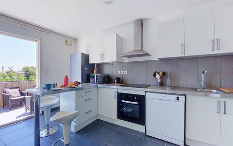 Les Terrasses des Hautsdefonsainte: Küche, Countertop, Major Appliance, Flooring, Küchengerät, Cabinetry, Interior Design, Fussboden, Möbel, Wohnung