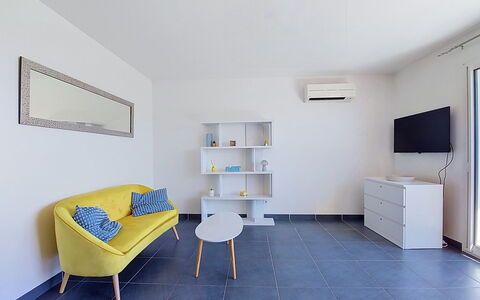 Les Terrasses des Hautsdefonsainte: Flooring, Möbel, Interior Design, Fussboden, Decke, Zimmer, Beleuchtung, Wohnung, Wohnzimmer, Couch