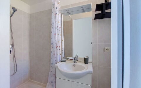Les Terrasses des Hautsdefonsainte: Armatur, Flooring, Fussboden, Interior Design, Bad Sink, Badezimmer, Sinken, Zapfhahn, Zimmer, Installation