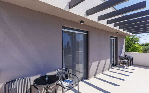 Laluma: Fussboden, Verbundwerkstoff, Balkon, Gartenmöbel, Wohnung, Schatten, Stuhl, Terrasse, Beton, Deck