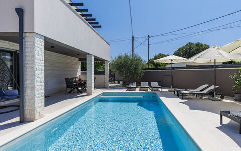 Laluma: Schwimmbad, Resort, Gartenmöbel, Verbundwerkstoff, Schatten, Eco Hotel, Fliese, Sonnenliege, Villa, Beton