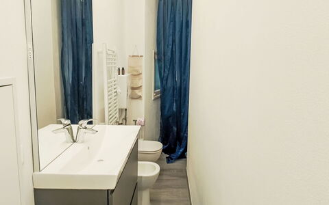 Onda Blu House: Flooring, Fussboden, Interior Design, Armatur, Badezimmer, Toilette, Zimmer, Installation, Toilleten Sitz, Bad Sink