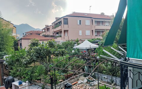 Onda Blu House: Garten, Schatten, Garten, Landscaping, Balkon, Hinterhof