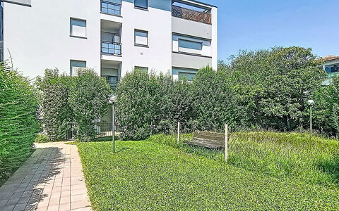 Monica: Grün, Strauch, Wohngebiet, Urban Design, Garten, Ground, Wohnung, Rasen, Hecke, Eigentumswohnung