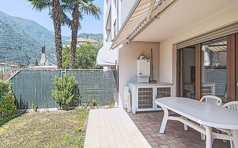 Monica: Balkon, Schatten, Gartenmöbel, Stuhl, Veranda, Zimmerpflanze, Villa, Hof