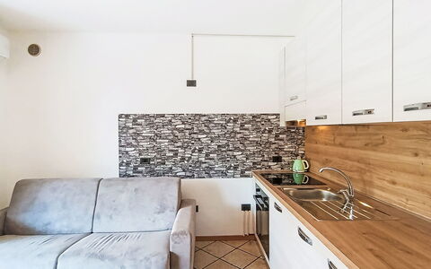Monica: Interior Design, Flooring, Holz, Möbel, Major Appliance, Küche, Fussboden, Countertop, Küchengerät, Zimmer
