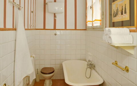 Villa Gioli: Interior Design, Wand, Badezimmer, Armatur, Flooring, Bad Sink, Fussboden, Installation, Zapfhahn, Sinken