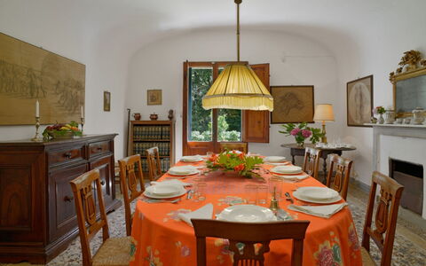 Villa Gioli: Möbel, Interior Design, Tabelle, Textil, Decke, Beleuchtung, Zimmer, Flooring, Esszimmer, Light Fixture
