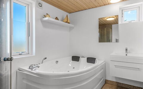 Tuva - 3.5Km from the Sea: Armatur, Badewanne, Badezimmer, Interior Design, Flooring, Decke, Zapfhahn, Fussboden, Sinken, Installation