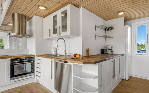 Tuva - 3.5Km from the Sea: Küche, Countertop, Flooring, Küchengerät, Cabinetry, Interior Design, Möbel, Holz, Fussboden, Major Appliance