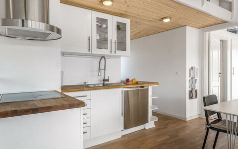 Tuva - 3.5Km from the Sea: Küche, Flooring, Möbel, Interior Design, Countertop, Holz, Fussboden, Decke, Küchengerät, Cabinetry