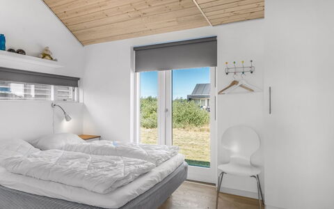 Tuva - 3.5Km from the Sea: Interior Design, Holz, Schlafzimmer, Decke, Möbel, Bett, Flooring, Fussboden, Beleuchtung, Zuhause