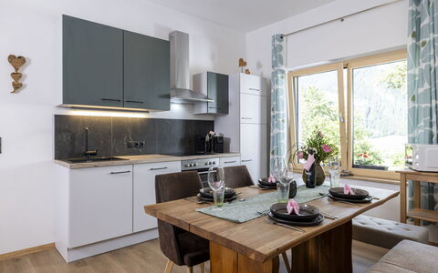 Eberharter am Schweinberg: Möbel, Interior Design, Küche, Countertop, Flooring, Küchengerät, Holz, Stuhl, Cabinetry, Decke