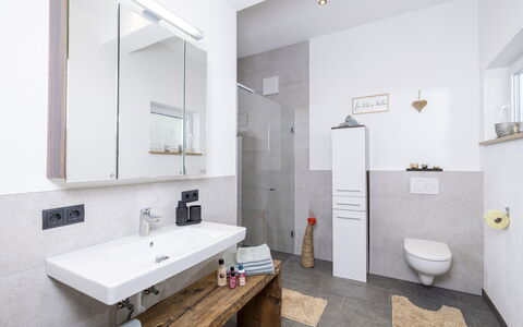 Eberharter am Schweinberg: Interior Design, Flooring, Armatur, Fussboden, Badezimmer, Zapfhahn, Decke, Sinken, Zuhause, Badezimmerschrank