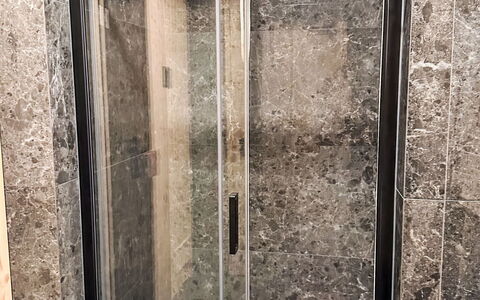 Rebelka: Flooring, Fussboden, Duschtür, Installation, Armatur, Fliese, Marmor, Badezimmer
