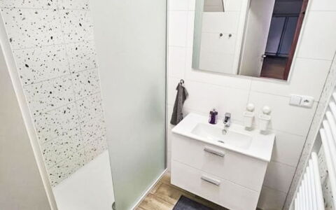 Sára: Flooring, Fussboden, Interior Design, Armatur, Badezimmer, Badezimmerschrank, Installation, Fliese, Zimmer, Zuhause