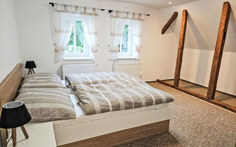 Sára: Bett, Schlafzimmer, Bedding, Bettdecke, Interior Design, Flooring, Möbel, Fussboden, Holz, Zimmer