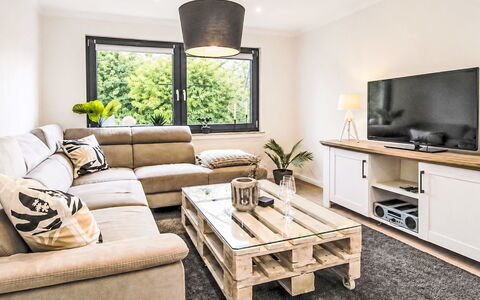 Herzwerk Schwalenberg: Möbel, Interior Design, Flooring, Couch, Holz, Fussboden, Wohnzimmer, Zimmer, Zuhause, Tabelle
