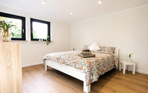 Herzwerk Schwalenberg: Bett, Möbel, Interior Design, Schlafzimmer, Flooring, Fussboden, Bedding, Wand, Bettdecke, Holz