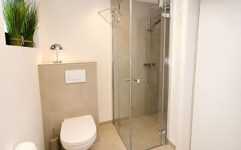 Herzwerk Schwalenberg: Badezimmer, Armatur, Flooring, Wand, Interior Design, Fussboden, Toilette, Installation, Zapfhahn, Zimmer