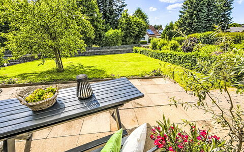 Herzwerk Schwalenberg: Grün, Strauch, Garten, Möbel, Gartenmöbel, Grundstueck, Ground, Frühling, Rasen