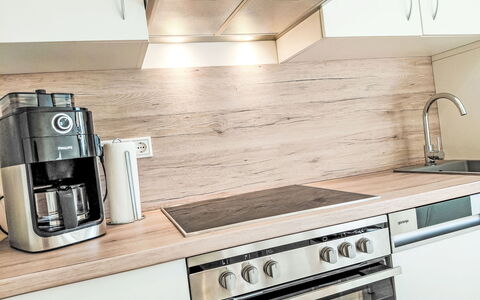Herzwerk Schwalenberg: Holz, Countertop, Küche, Küchengerät, Flooring, Haushaltsgerät, Cabinetry, Major Appliance, Kleingeräte, Holzbeize