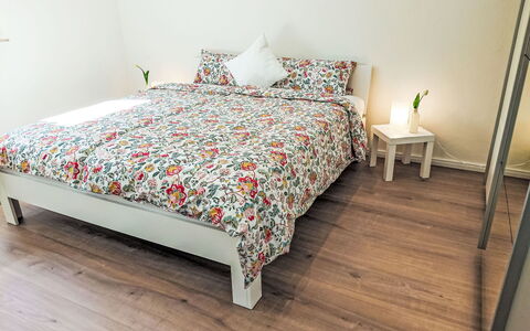 Herzwerk Schwalenberg: Fussboden, Flooring, Interior Design, Holzboden, Schlafzimmer, Möbel, Bett, Holz, Bettdecke, Bedding