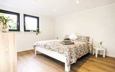 Herzwerk Schwalenberg: Bett, Interior Design, Möbel, Schlafzimmer, Flooring, Bedding, Fussboden, Bettdecke, Wand, Zimmer