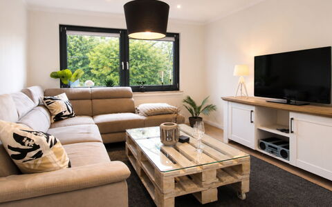 Herzwerk Schwalenberg: Möbel, Interior Design, Flooring, Couch, Holz, Fussboden, Wohnzimmer, Zimmer, Zuhause, Tabelle