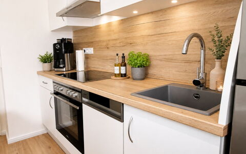 Herzwerk Schwalenberg: Countertop, Küche, Flooring, Holz, Küchengerät, Cabinetry, Armatur, Sinken, Möbel, Interior Design