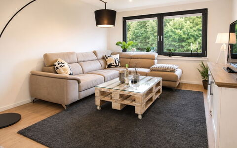 Herzwerk Schwalenberg: Möbel, Interior Design, Couch, Flooring, Wohnzimmer, Fussboden, Holz, Zimmer, Zuhause, Beleuchtung