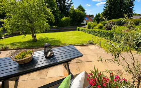 Herzwerk Schwalenberg: Grün, Möbel, Gartenmöbel, Strauch, Garten, Pflanzengemeinschaft, Tisch Im Freien, Grundstueck, Ground