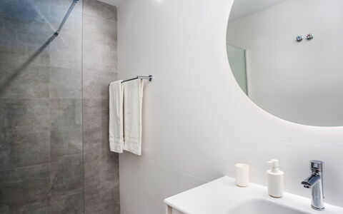 Los Arcos: Wand, Flooring, Badezimmer, Interior Design, Armatur, Fussboden, Sinken, Zapfhahn, Installation, Badezimmerschrank
