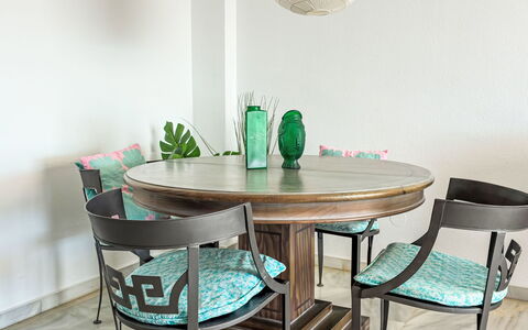 Los Arcos: Möbel, Holz, Interior Design, Tabelle, Flooring, Stuhl, Fussboden, Küche & Esszimmer Tisch, Esszimmer, Holzbeize