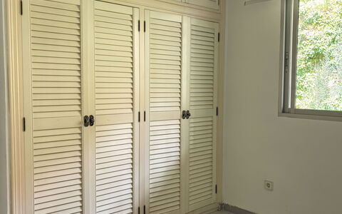 Los Arcos: Tür, Möbel, Schrank, Zimmer, Kleiderschrank, Cabinetry, Holzbeize, Hartholz, Design, Home Door