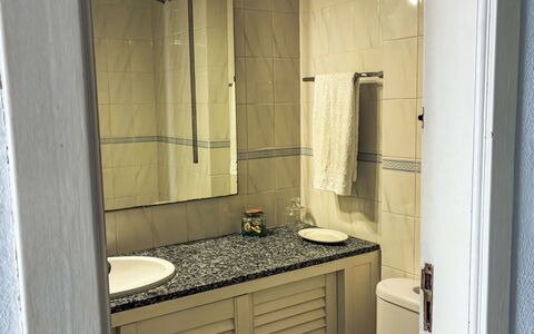 Los Arcos: Armatur, Bad Sink, Wand, Badezimmer, Flooring, Sinken, Fussboden, Interior Design, Zapfhahn, Installation