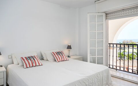Los Arcos: Möbel, Interior Design, Wand, Bett, Schlafzimmer, Fussboden, Flooring, Bedding, Bettdecke, Textil
