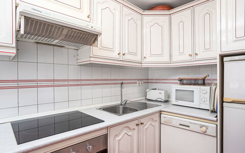 Los Arcos: Küche, Holz, Countertop, Küchengerät, Major Appliance, Cabinetry, Flooring, Interior Design, Fussboden, Zimmer