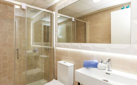 Sol Y Mar i: Flooring, Fussboden, Interior Design, Armatur, Badezimmer, Decke, Toilette, Installation, Fliese, Badezimmerschrank