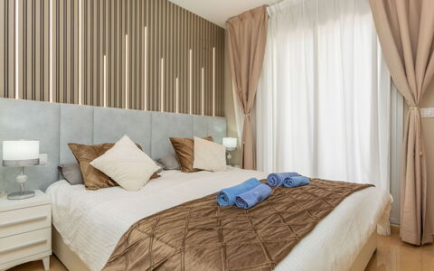 Sol Y Mar i: Möbel, Interior Design, Flooring, Fussboden, Bett, Wand, Schlafzimmer, Holz, Zimmer, Decke
