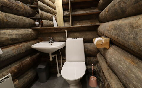 Nelostupa a: Holz, Toilleten Sitz, Flooring, Fussboden, Hartholz, Toilette, Holzbeize, Armatur, Natürliches Material, Holzboden