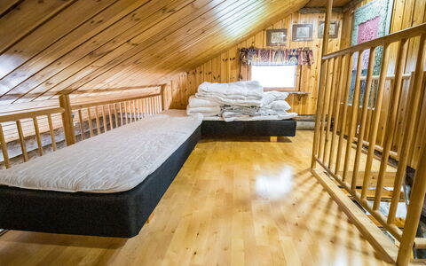 Nelostupa a: Holz, Fussboden, Flooring, Möbel, Interior Design, Holzboden, Beleuchtung, Decke, Zimmer, Zuhause