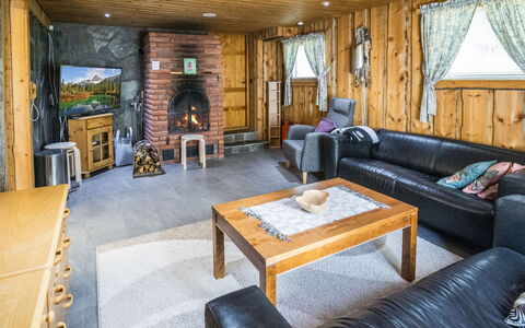 Nelostupa B: Möbel, Holz, Decke, Interior Design, Flooring, Fussboden, Zuhause, Wohnzimmer, Beleuchtung, Couch