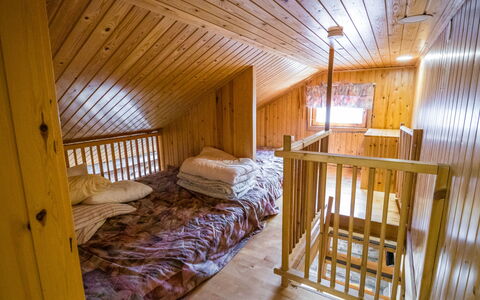 Nelostupa C: Holz, Decke, Fussboden, Schlafzimmer, Zimmer, Holzbeize, Hartholz, Bett, Hütte, Bedding